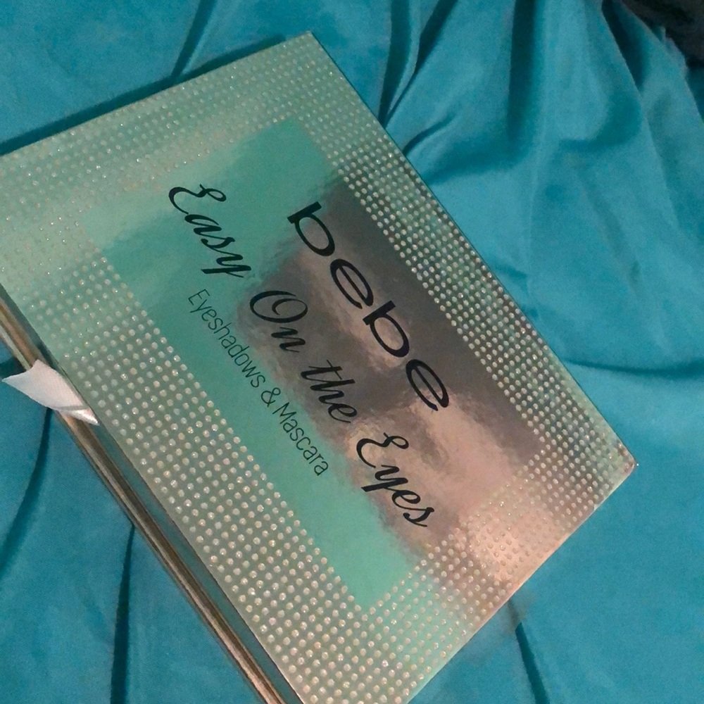 bebe easy on the eyes eyeshadow booklet
